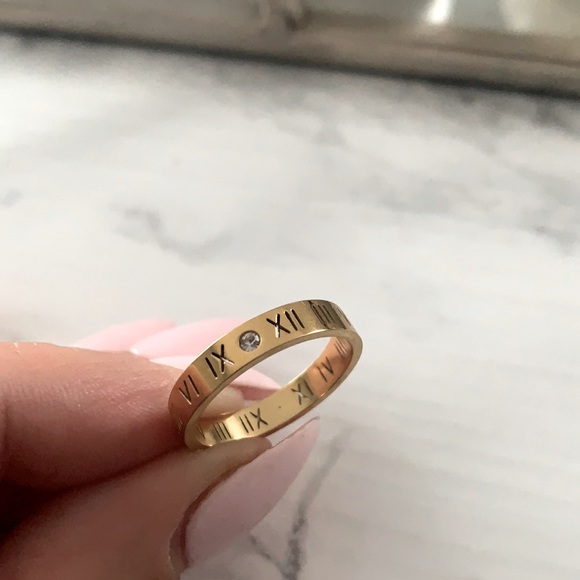 Gold Roman numeral ring - Picture 2 of 3